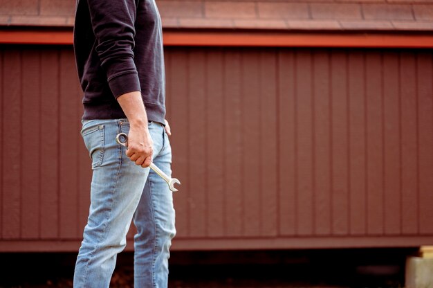 hombre en jeans sosteniendo una llave