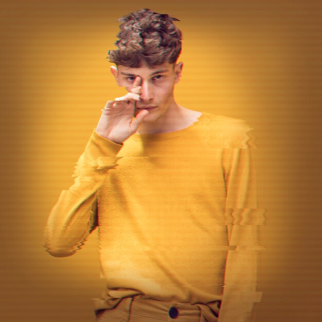 Hombre en jersey amarillo con efecto glitch