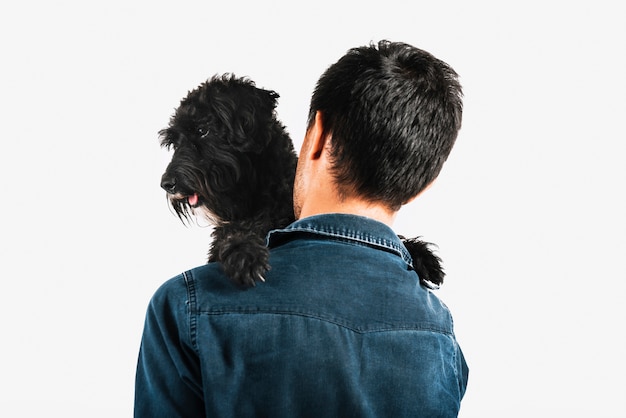 Foto gratuita hombre joven abrazando a su perro