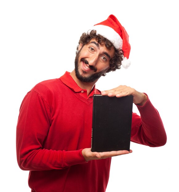 Hombre joven alegre mostrando un libro