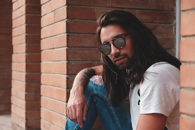 Hombre joven atractivo con gafas de sol