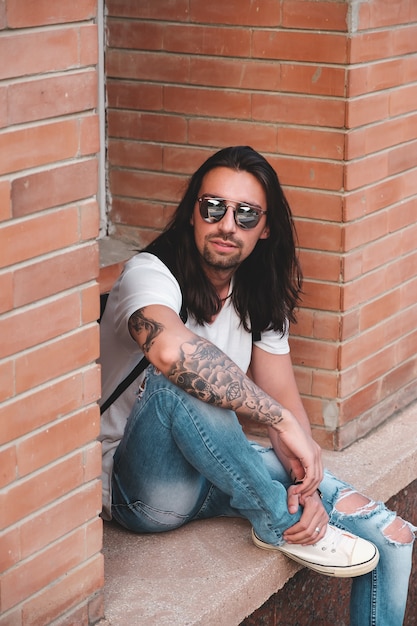 Hombre joven atractivo con gafas de sol