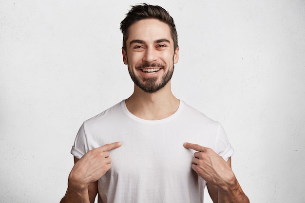 Foto gratuita hombre joven con barba y camiseta blanca