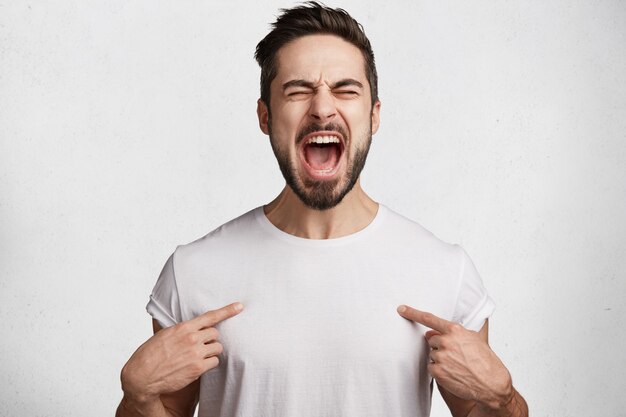 Hombre joven con barba y camiseta blanca