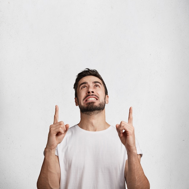 Hombre joven con barba y camiseta blanca