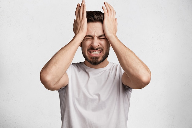 Foto gratuita hombre joven con barba y camiseta blanca