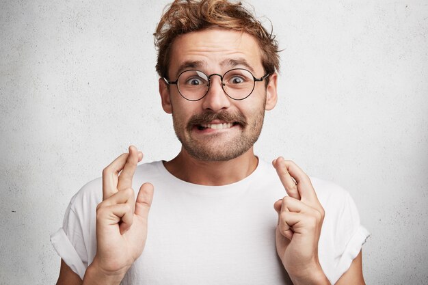 Hombre joven con barba y gafas redondas