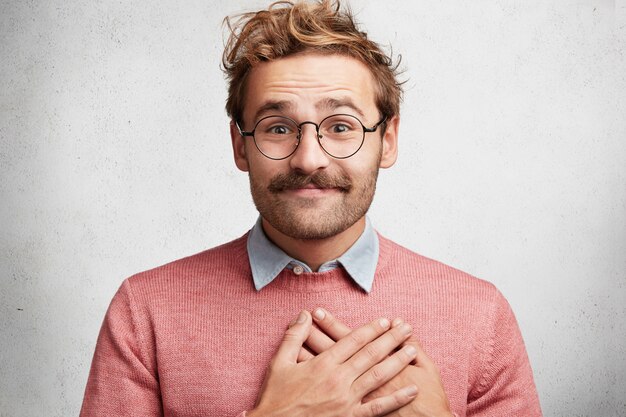 Hombre joven con barba y gafas redondas