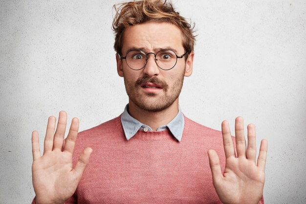 Hombre joven con barba y gafas redondas