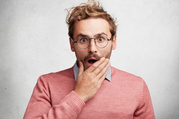 Hombre joven con barba y gafas redondas