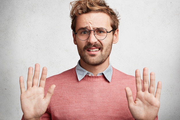 Hombre joven con barba y gafas redondas