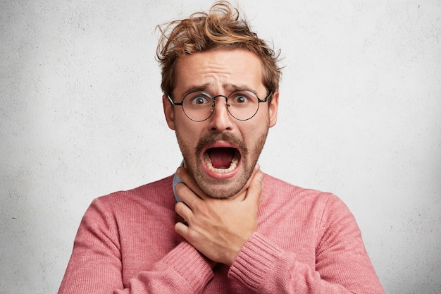 Hombre joven con barba y gafas redondas