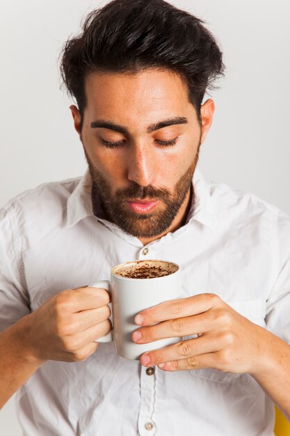 Hombre joven bebiendo café