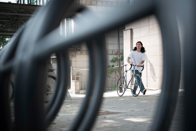 Hombre joven con una bicicleta al aire libre