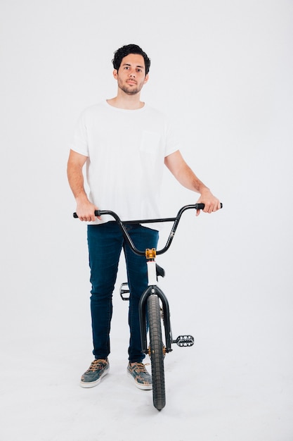 Hombre joven con bicicleta bmx