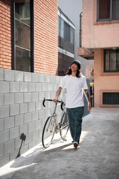 Hombre joven con una bicicleta en la ciudad