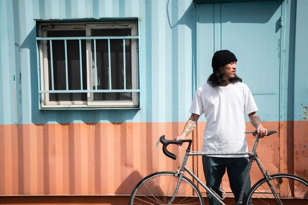 Hombre joven con una bicicleta en la ciudad