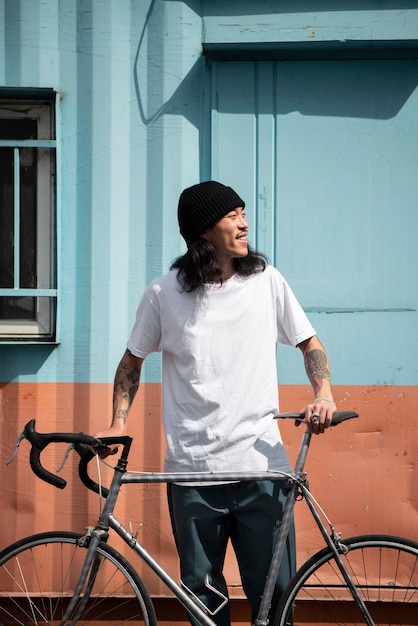 Hombre joven con una bicicleta en la ciudad