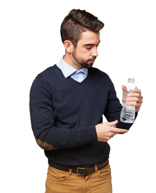 Hombre joven con una botella de agua en la mano