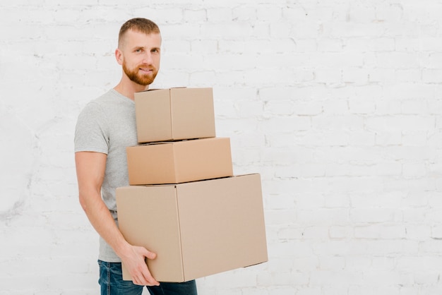 Hombre joven con cajas de cartón