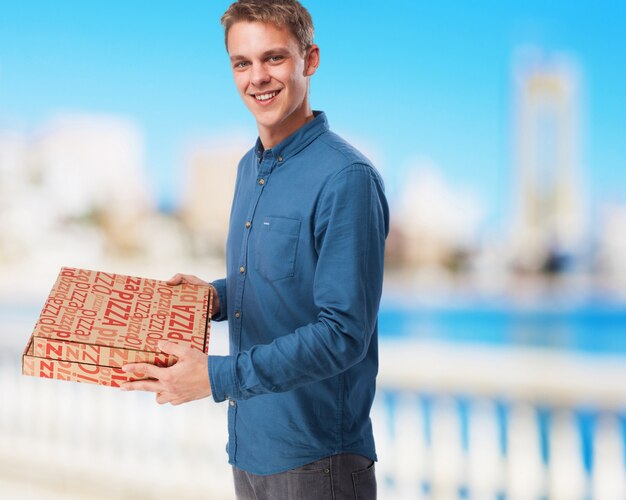 Foto gratuita hombre joven con cajas de pizza