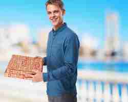 Foto gratuita hombre joven con cajas de pizza