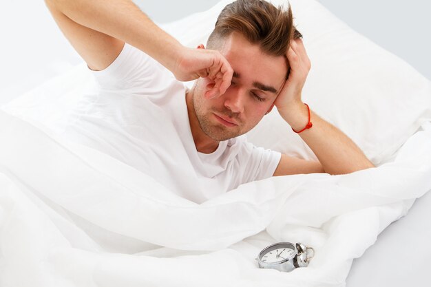 Hombre joven en la cama