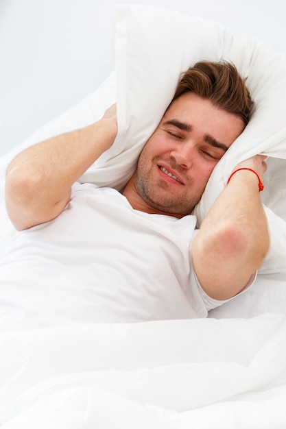 Hombre joven en la cama