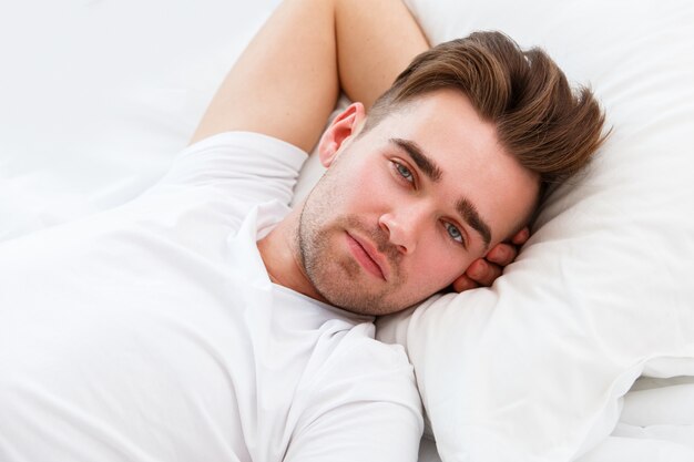 Hombre joven en la cama