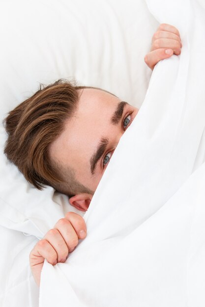 Hombre joven en la cama