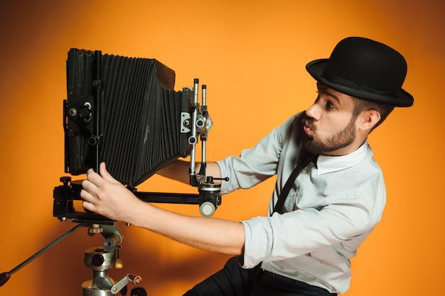 Foto gratuita hombre joven con cámara retro