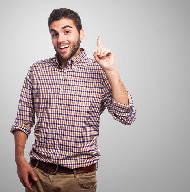 Hombre joven en camisa de cuadros.