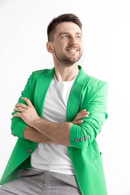 Hombre joven con chaqueta verde sonriendo