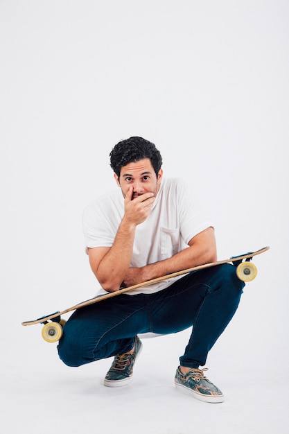 Foto gratuita hombre joven chulo con longboard