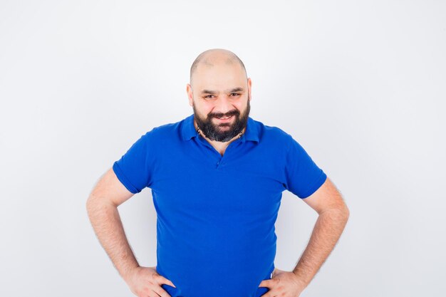 Hombre joven confiado en camiseta azul