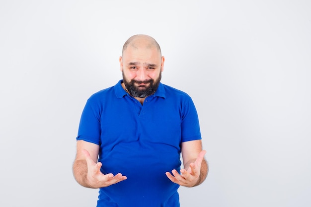 Hombre joven confiado en camiseta azul