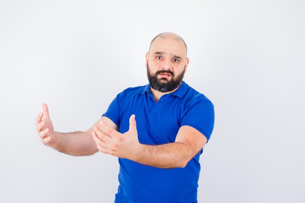 Hombre joven confiado en camiseta azul