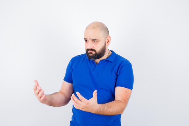 Hombre joven confiado en camiseta azul