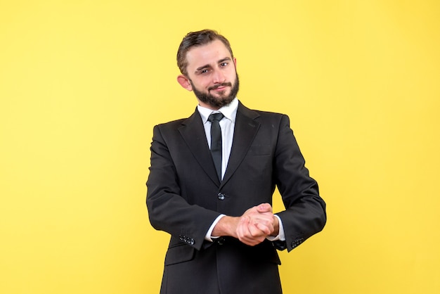 Hombre joven confiado juntando sus palmas