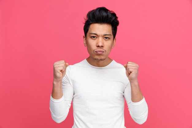 Hombre joven confidente que hace gesto fuerte