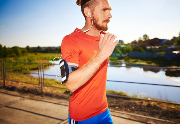 Foto gratuita hombre joven corriendo