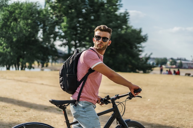 Hombre joven de los deportes en una bicicleta en una ciudad europea. El deporte en entornos urbanos.