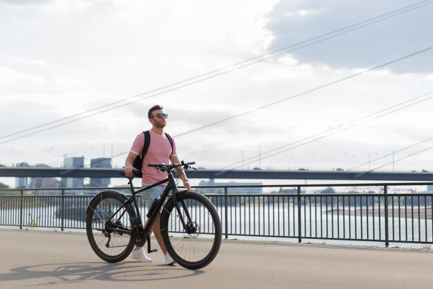 Hombre joven de los deportes en una bicicleta en una ciudad europea. El deporte en entornos urbanos.