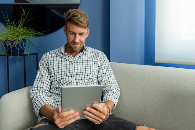 Foto gratuita hombre joven disfrutando de las nuevas tecnologías