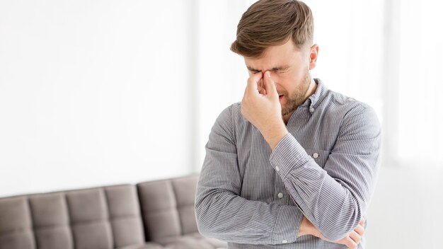 Hombre joven con dolor de cabeza