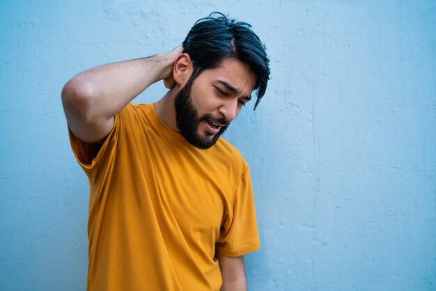 Hombre joven con dolor de cuello.