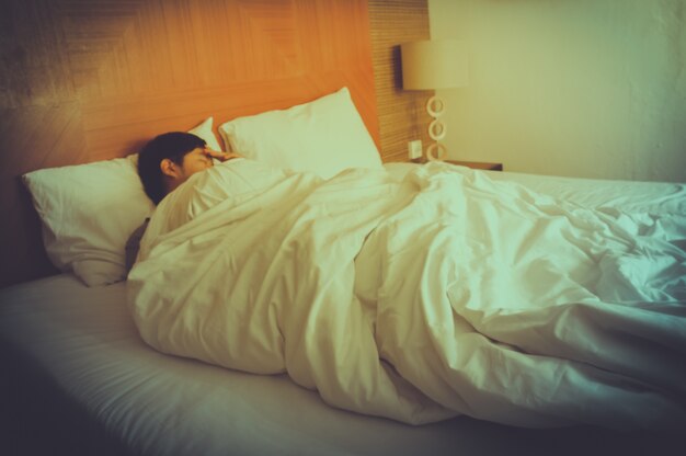 hombre joven durmiente borrosa, ojos cerrados, el pelo negro con borrosa