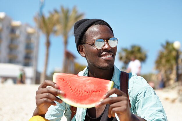 hombre joven elegante pasar tiempo libre en la playa