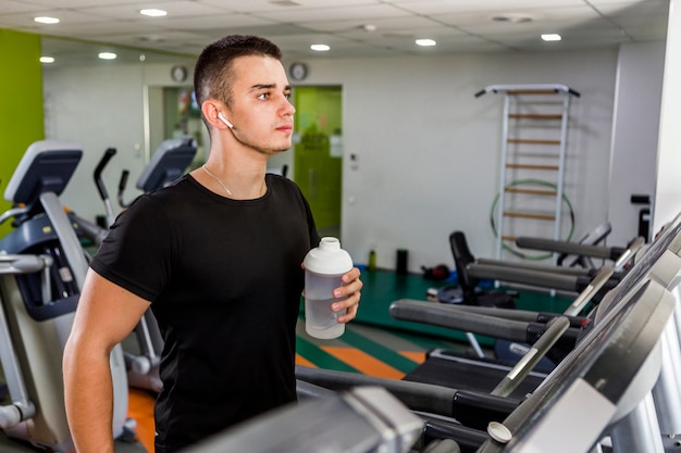 Foto gratuita hombre joven entrenando en el gimnasio