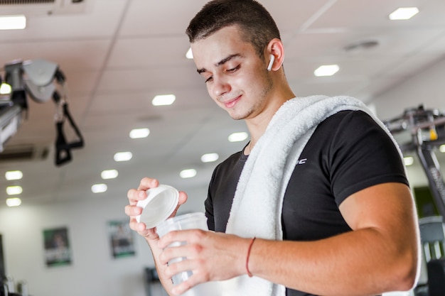 Hombre joven entrenando en el gimnasio